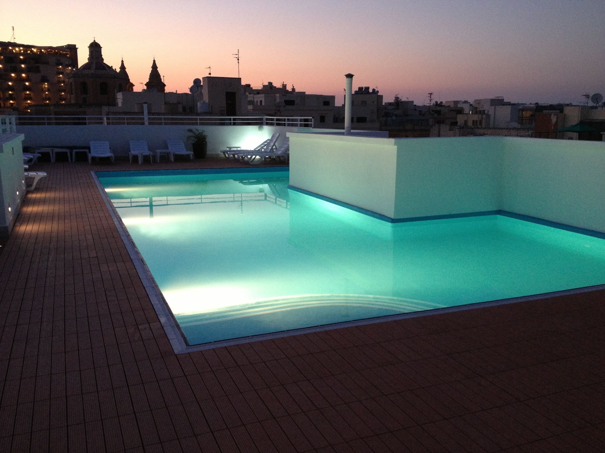 Day'S Inn Hotel And Residence 斯利马 外观 照片