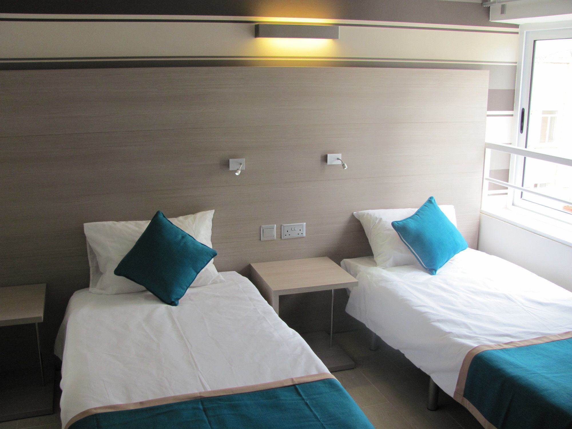 Day'S Inn Hotel And Residence 斯利马 外观 照片